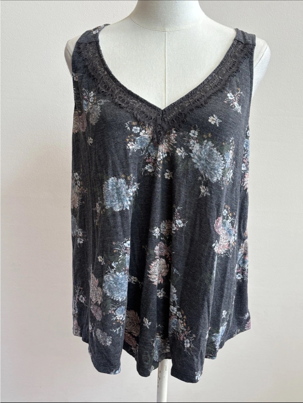 Torrid Floral Swing Tank Top Women’s Size 0 Gray Lace Split Back Plus